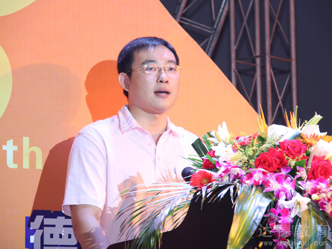 学生代表李智育在典礼上发表感言